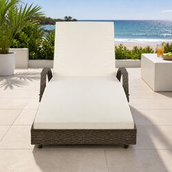 Comfortable Wicker Lounger with Great Practicality